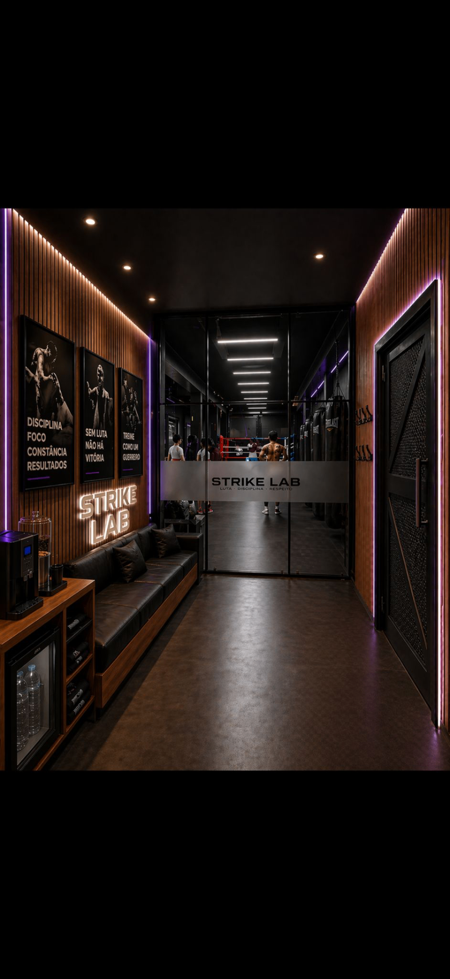 Corredor da Strike Lab — neon roxo, posters de manifesto, vista para o ring.